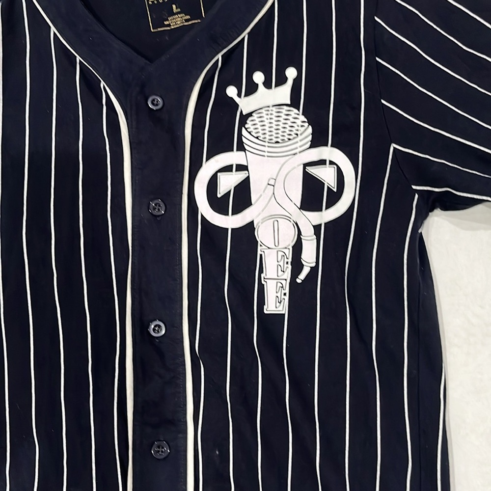 Switch Remarkable Legendary Black & White Pinstriped Shirt with Logo.    SIZE L - Picture 2 of 11